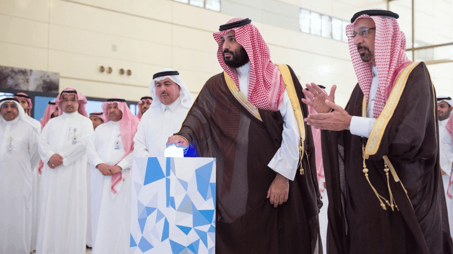ولي العهد يدشن ويضع حجر أساس 7 مشاريع استراتيجية بينها أول مفاعل للأبحاث النووية. (واس)