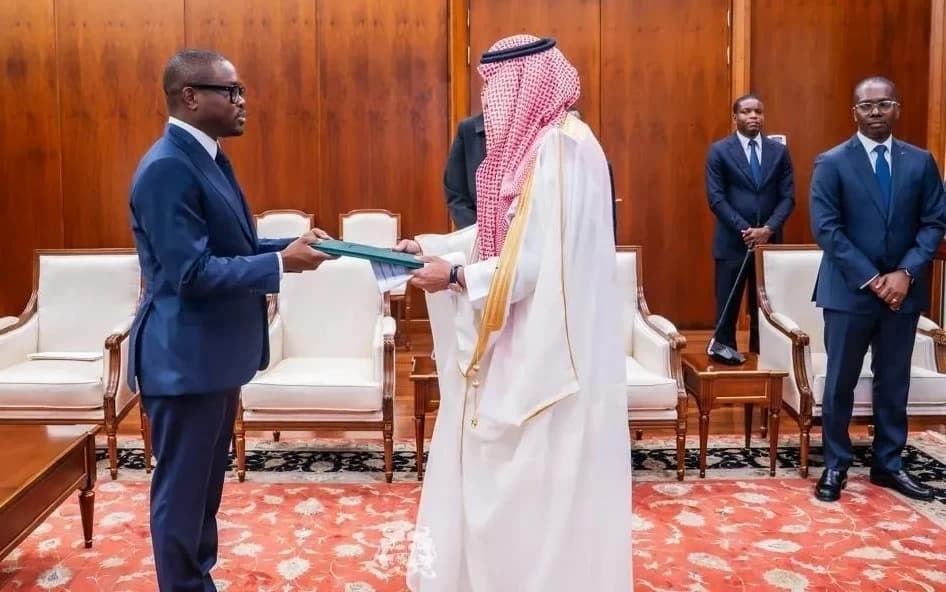 العلاقات السعودية البنينية: السفير البلوي يقدم أوراق اعتماده