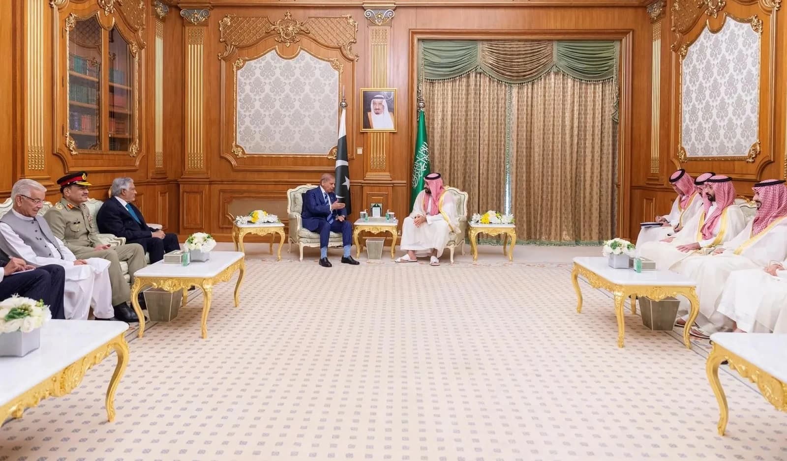 ولي العهد يلتقي رئيس الوزراء الباكستاني في مكة المكرمة