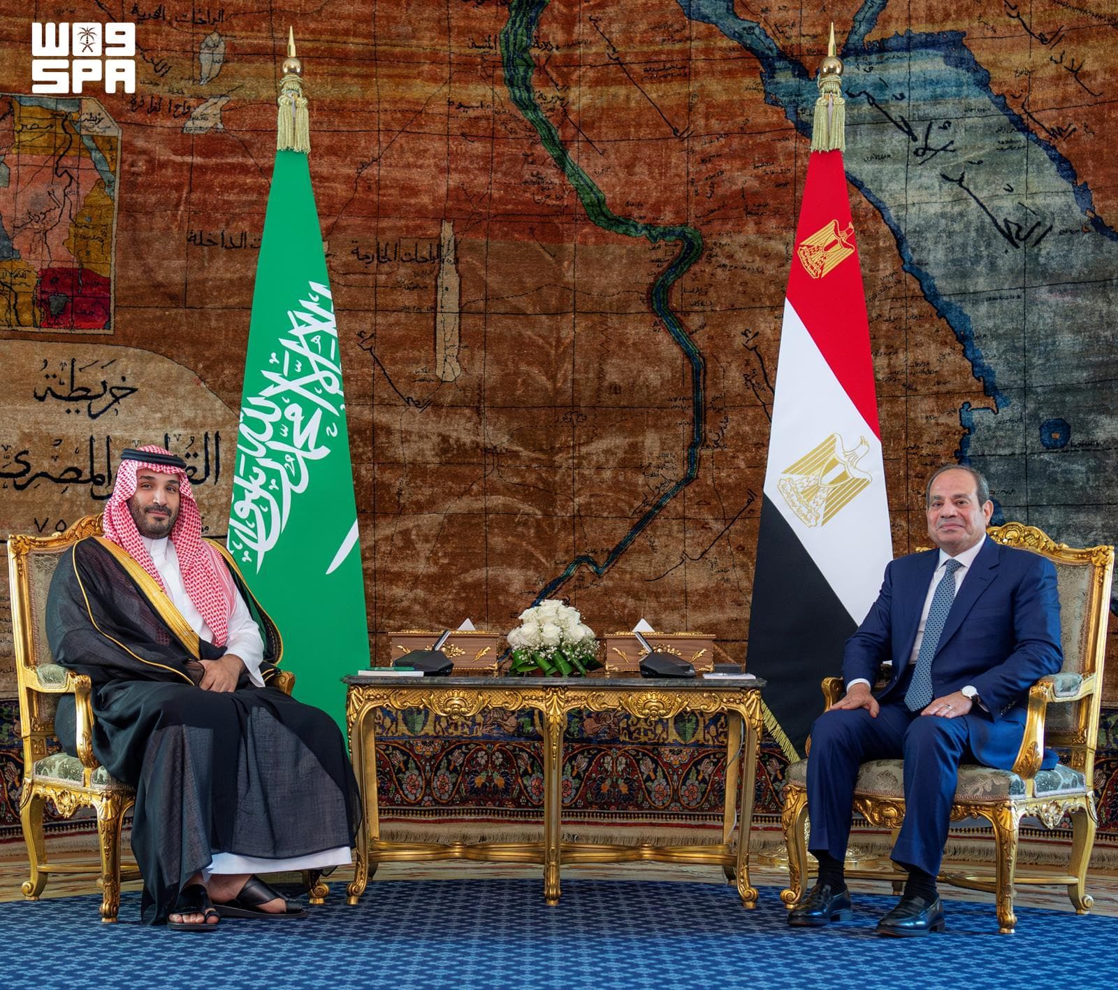 ولي العهد رئيس مجلس الوزراء يلتقي الرئيس المصري في القاهرة