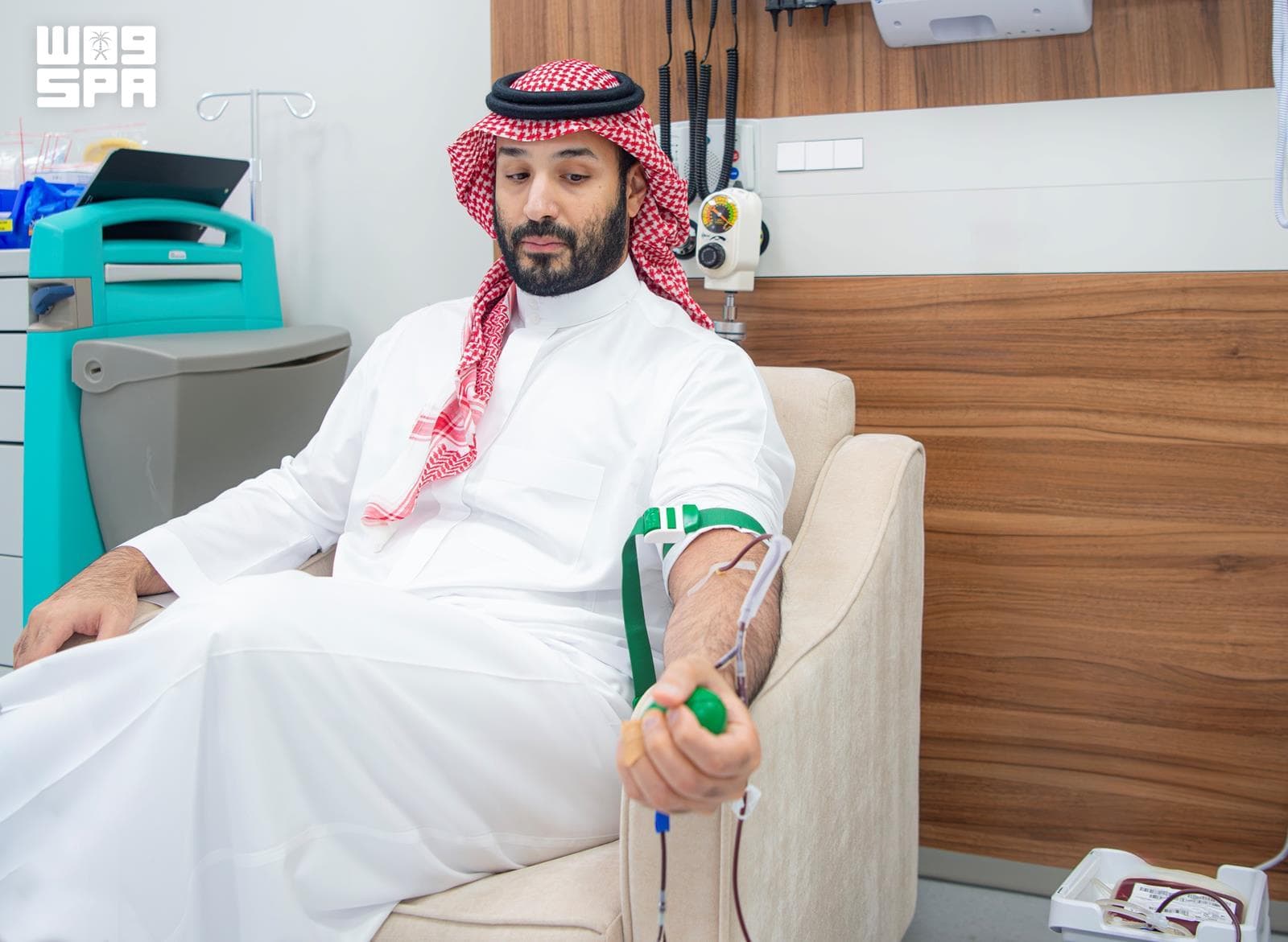 ولي العهد يتبرع بالدم ويطلق الحملة الوطنية للتبرع بالدم 2026