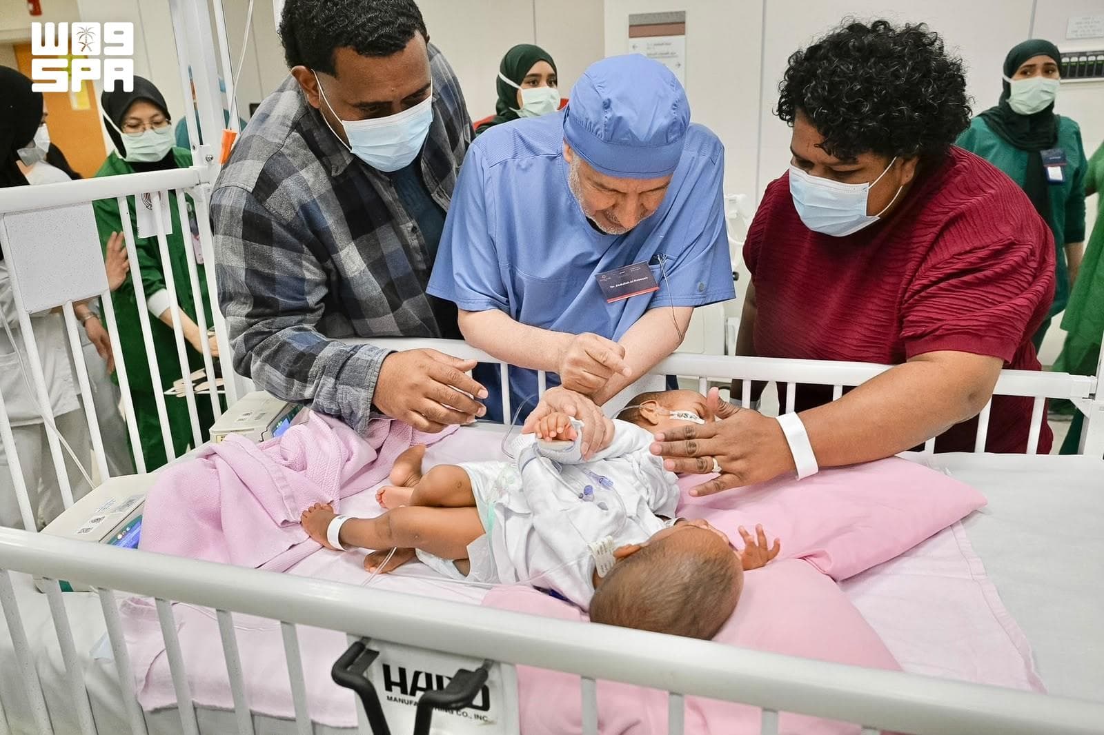 بدء عملية فصل التوأم الملتصق الفيجي جسبيلي وديسيسيا في مستشفى الملك عبدالله التخصصي للأطفال بمدينة الملك عبدالعزيز الطبية بالرياض