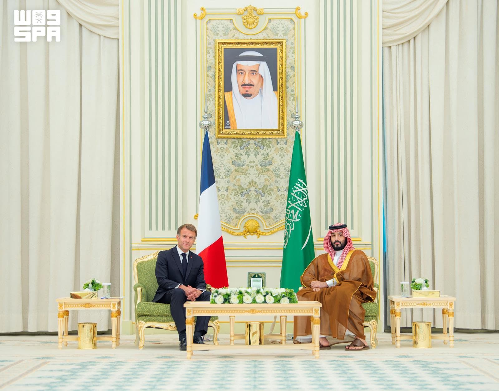صاحب السمو الملكي الأمير محمد بن سلمان ولي العهد رئيس مجلس الوزراء يستقبل الرئيس الفرنسي إيمانويل ماكرون في الديوان الملكي بقصر اليمامة بالرياض