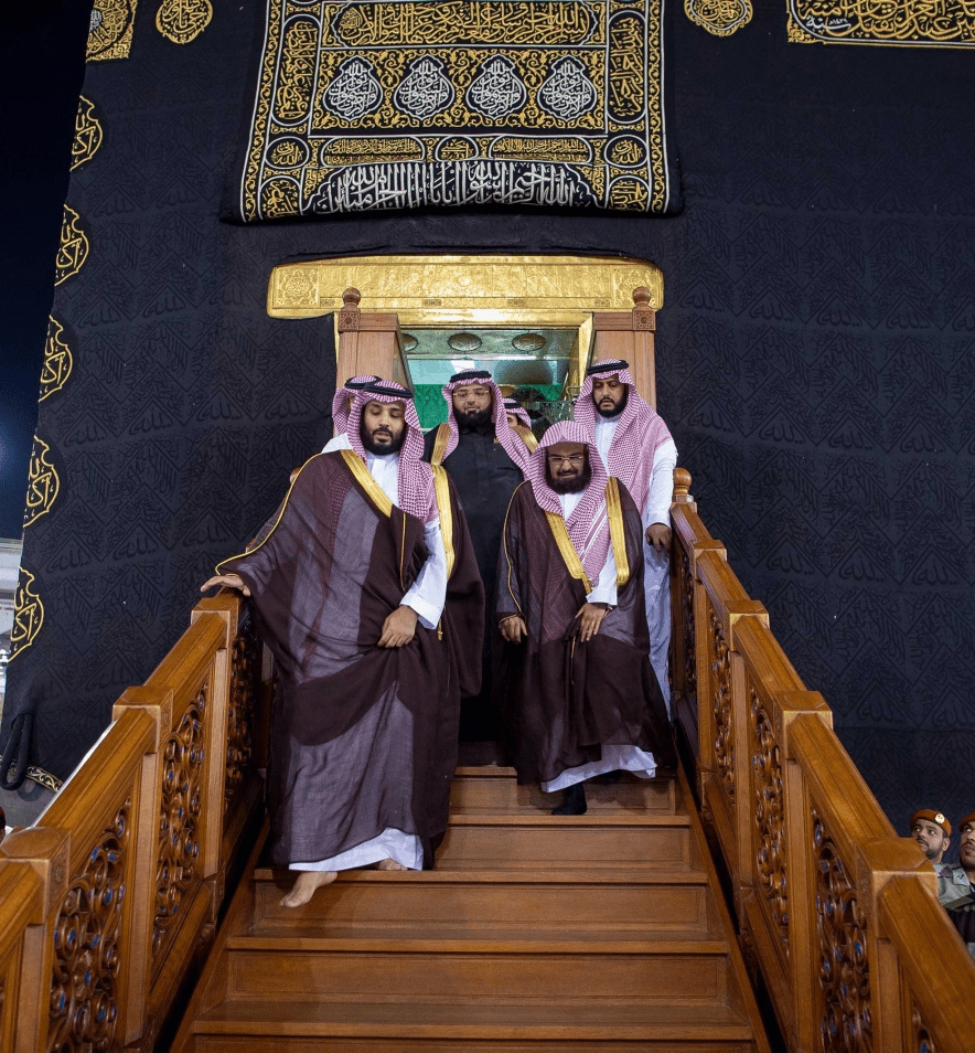 ولي العهد خلال غسل الكعبة المشرفة في المسجد الحرام بمكة المكرمة. (واس)
