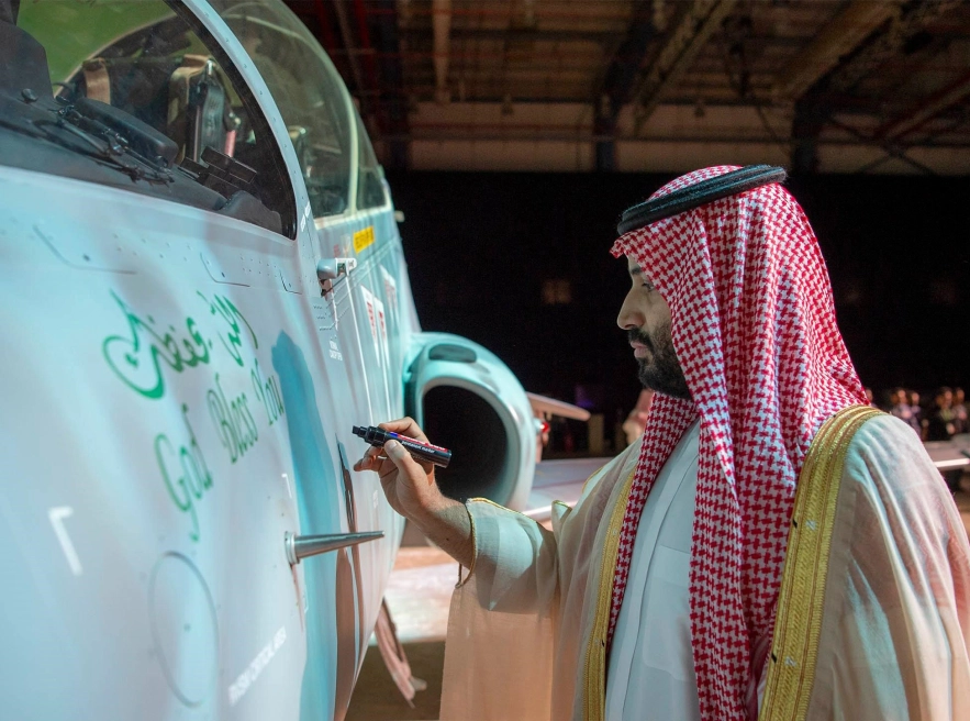 ولي العهد مدشنًا أول طائرة تدريب نفاثة من طراز هوك تم تجميعها وتصنيع عدد من أجزائها محليًا. (واس)
