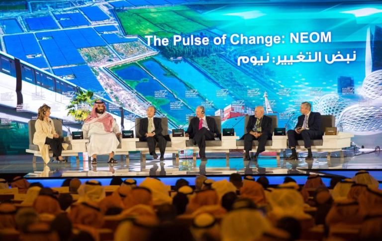 ولي العهد خلال حضوره إحدى جلسات مبادرة مستقبل الاستثمار. (واس)
